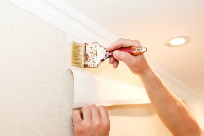 Pose de papier peint à Corconne — revêtements muraux et toiles de verre